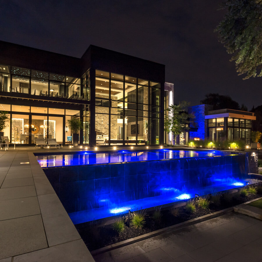 Construction de maisons de prestige au Québec - Photo extérieur avec piscine