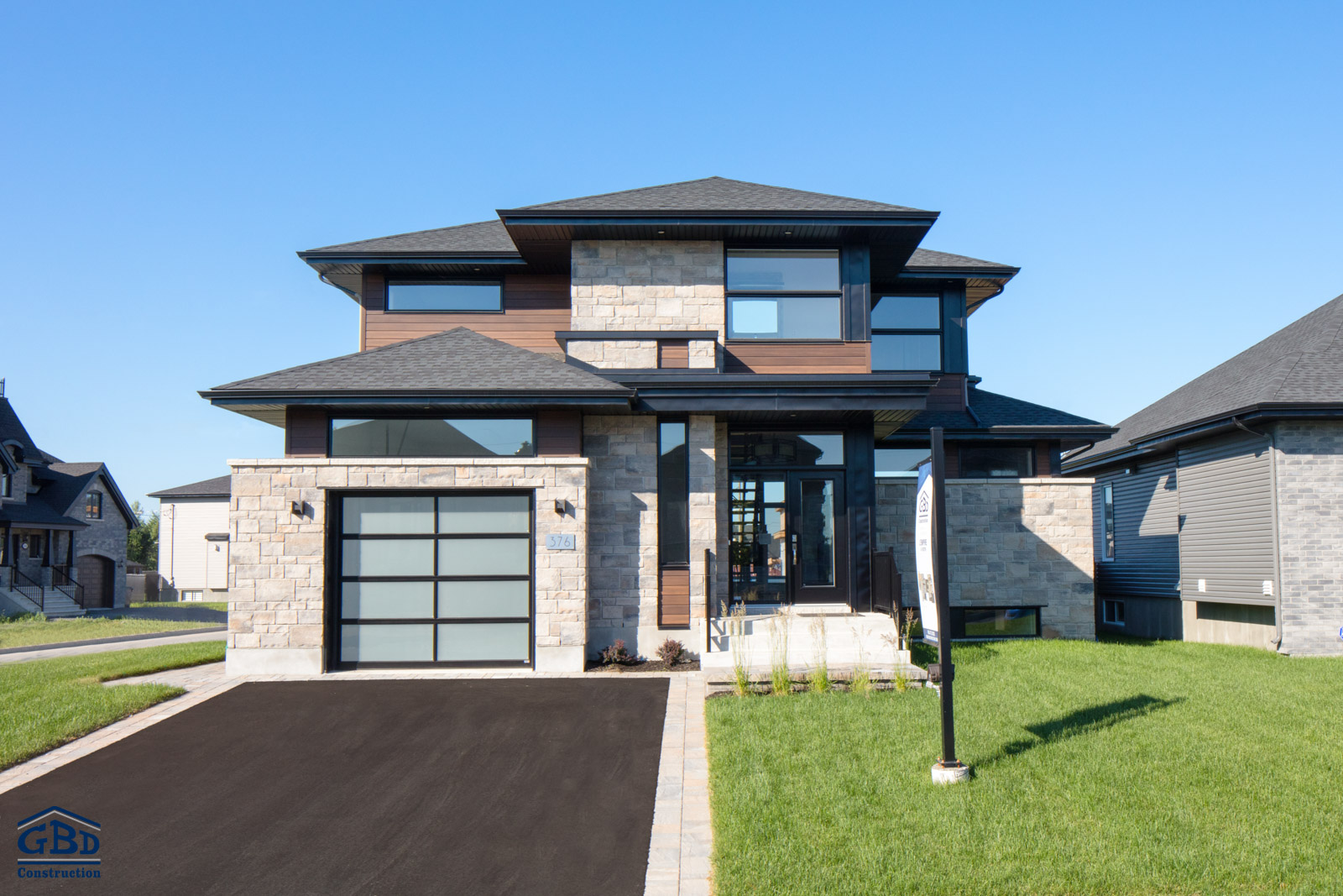 Maison neuve, style contemporain. Construction neuve à Ste-Marthe sur le Lac, St-Eustache et St-Joseph du Lac