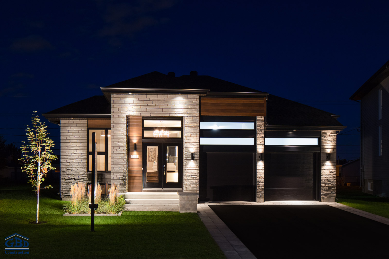 Maison de style contemporain, garage double, modèle Sélect